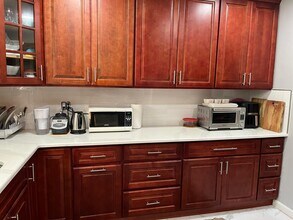 7501 Hana Rd in Edison, NJ - Foto de edificio - Building Photo