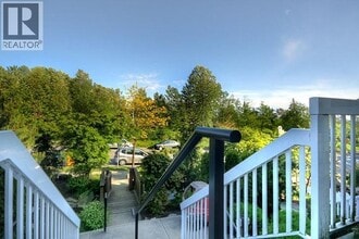 7488 Southwynde Ave in Burnaby, BC - Building Photo - Building Photo
