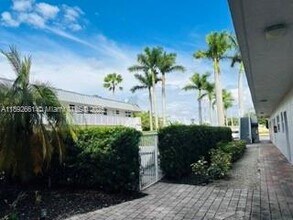 2040 NW 89th Ave in Pembroke Pines, FL - Building Photo - Building Photo