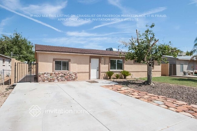 2204 E Beverly Ln in Phoenix, AZ - Building Photo - Building Photo