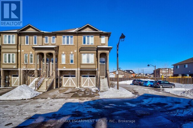 82 Bloom Cres in Hamilton, ON - Building Photo - Building Photo