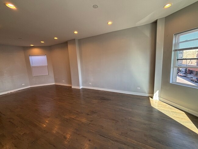 2750 W Cermak Rd in Chicago, IL - Building Photo - Building Photo