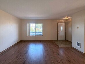 882 Smith St in Harrisburg, OR - Building Photo - Building Photo