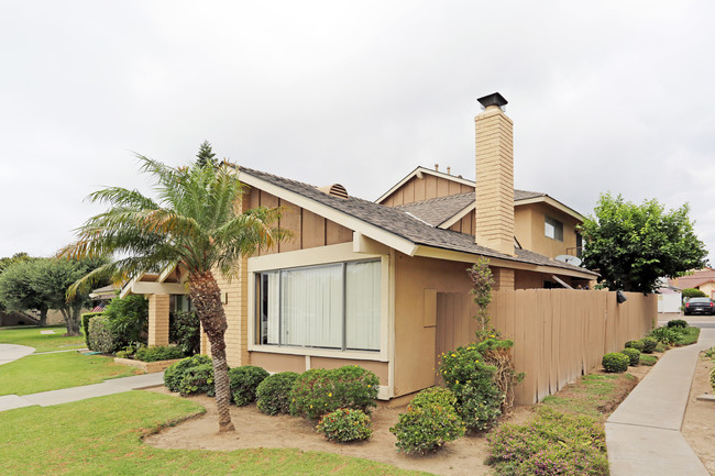 7271 Elk Cir in Huntington Beach, CA - Building Photo - Building Photo