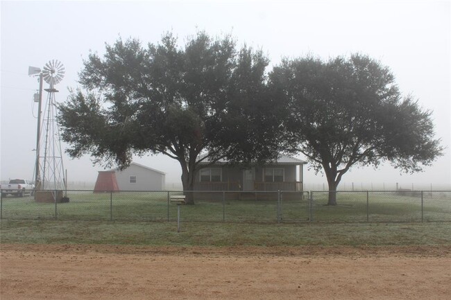 963 Co Rd 176 in Hallettsville, TX - Foto de edificio - Building Photo