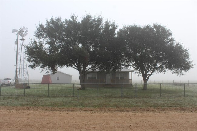 963 Co Rd 176 in Hallettsville, TX - Building Photo - Building Photo