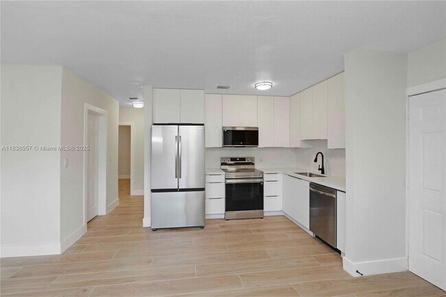 990 NE 159th St in North Miami Beach, FL - Building Photo - Building Photo