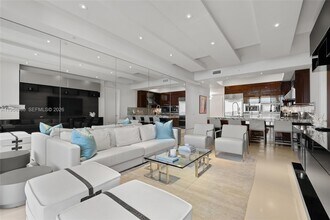 9703 Collins Ave in Bal Harbour, FL - Foto de edificio - Building Photo