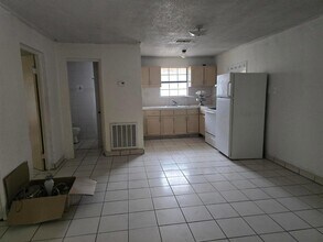 2016 S India Ave in Laredo, TX - Foto de edificio - Building Photo