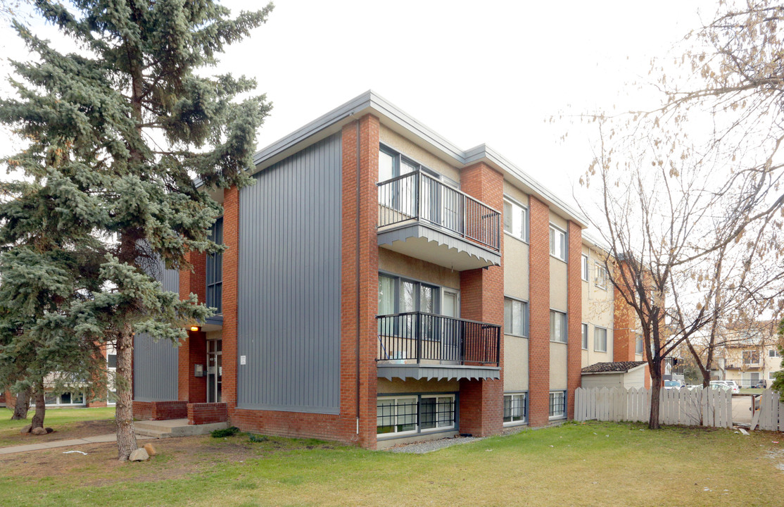 10737 113th St NW in Edmonton, AB - Building Photo