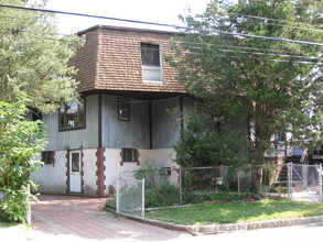 25 Knollwood Ave in Huntington, NY - Foto de edificio - Building Photo