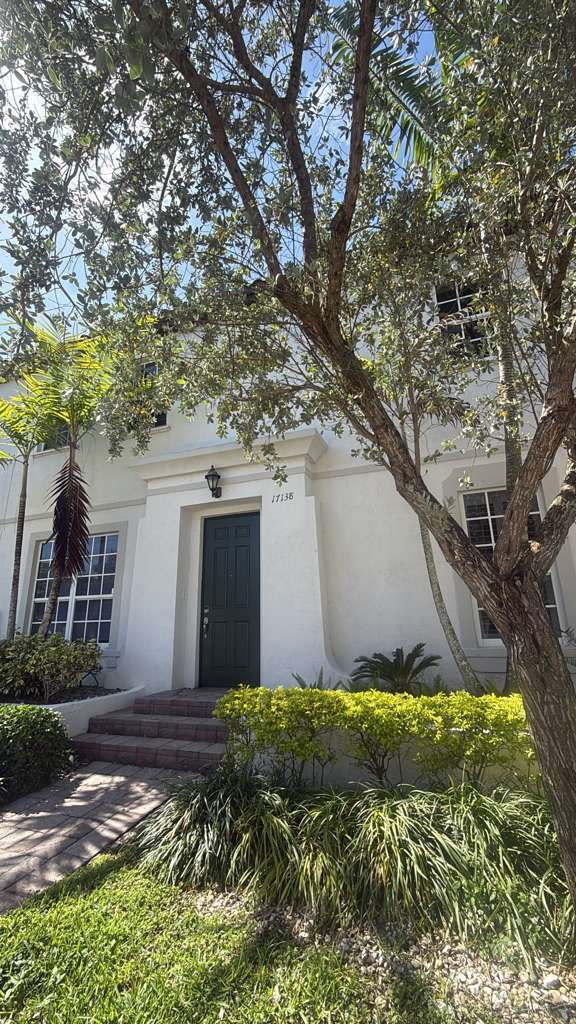 17138 SW 93rd St in Miami, FL - Foto de edificio - Building Photo