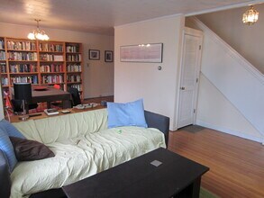 1537 New Hampshire St in Lawrence, KS - Foto de edificio - Building Photo