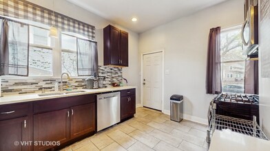 8211 S Cornell Ave in Chicago, IL - Foto de edificio - Building Photo