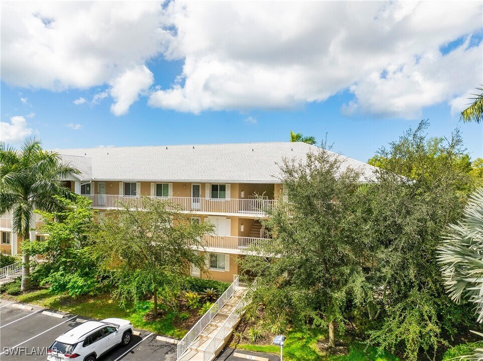 3001 Sandpiper Bay Cir in Naples, FL - Foto de edificio