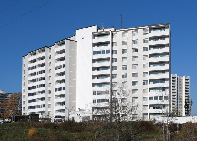 35 Towering Heights Blvd in St Catharines, ON - Building Photo - Building Photo