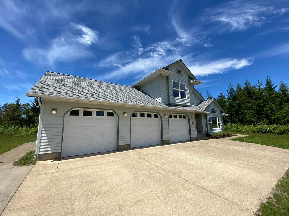 31934 Deberry Rd in Creswell, OR - Building Photo