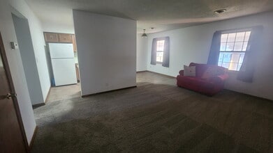 Thompson Apartments in Arlington, NE - Foto de edificio - Building Photo