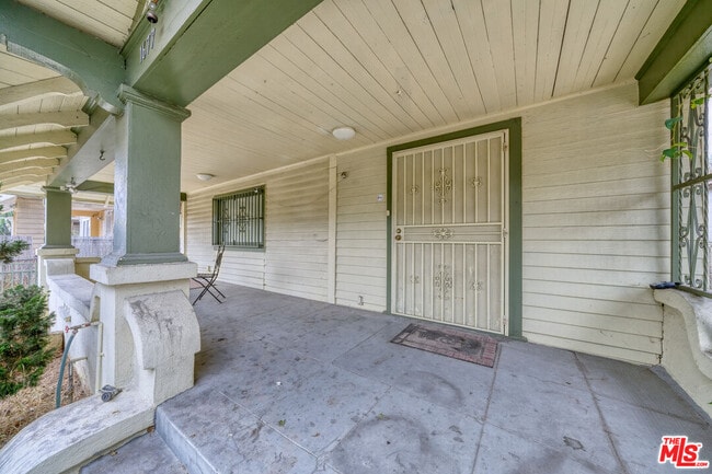 1677 S Harvard Blvd in Los Angeles, CA - Building Photo - Building Photo