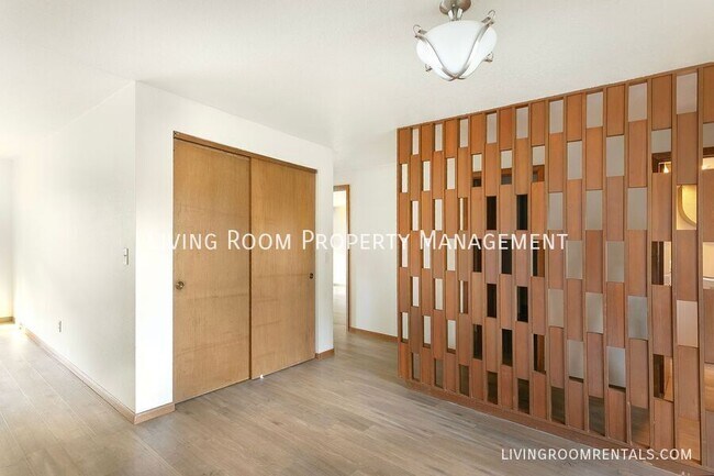 9811 SW 49th Ave in Portland, OR - Building Photo - Building Photo