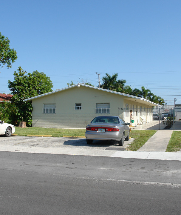 3805-3809 SW 13th Ct in Fort Lauderdale, FL - Building Photo