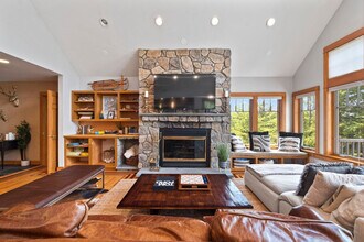 201 Black Mountain Rd in Lincoln, NH - Building Photo - Building Photo