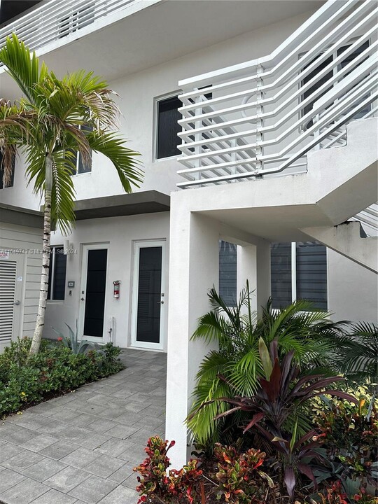 10250 NW 66th St in Doral, FL - Foto de edificio