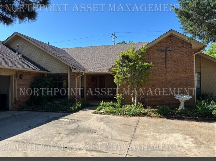 6104 W Woodbrook Rd in Warr Acres, OK - Building Photo