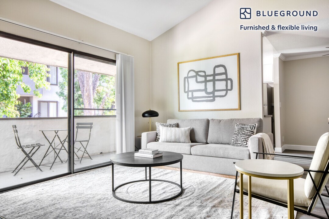 6333 Canoga Ave-Unit -FL2-ID696 in Los Angeles, CA - Building Photo