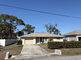 510 Pine Rd in Nokomis, FL - Building Photo