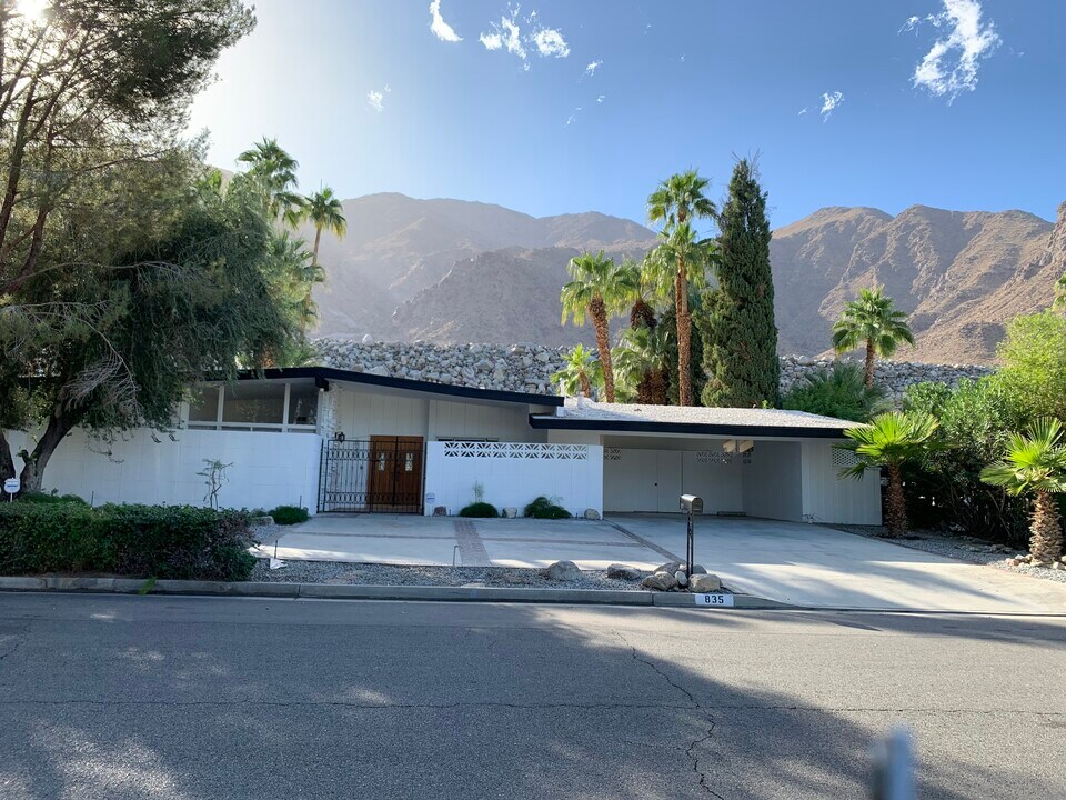 835 N Rose Ave in Palm Springs, CA - Foto de edificio