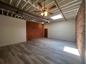 215 S 4th Ave, Unit 2B in Ann Arbor, MI - Foto de edificio - Building Photo