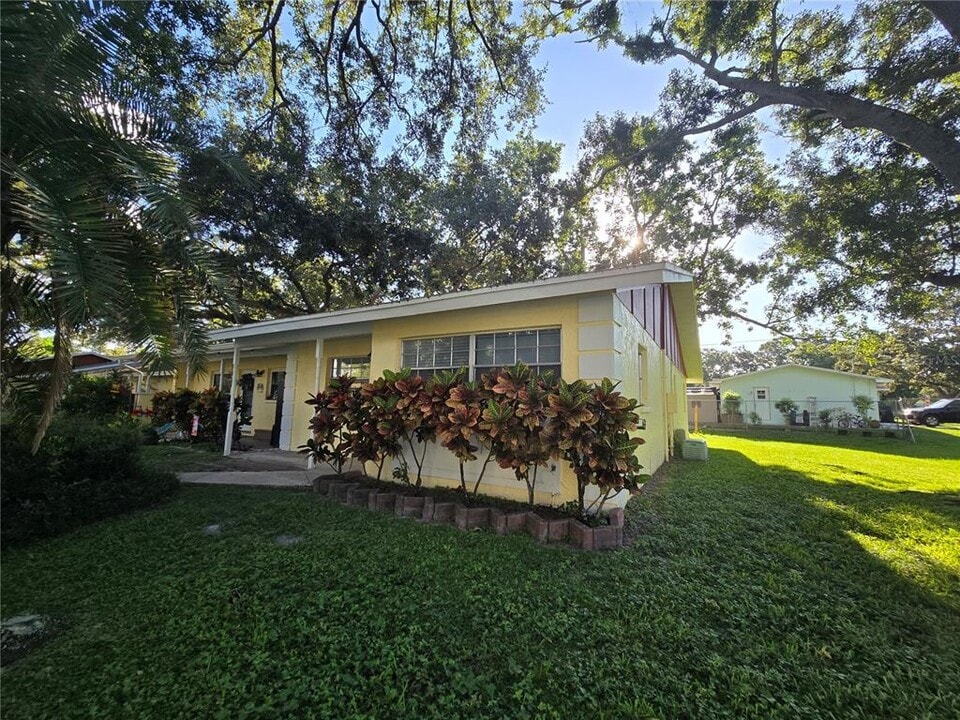 857 Desoto Ct in Dunedin, FL - Building Photo
