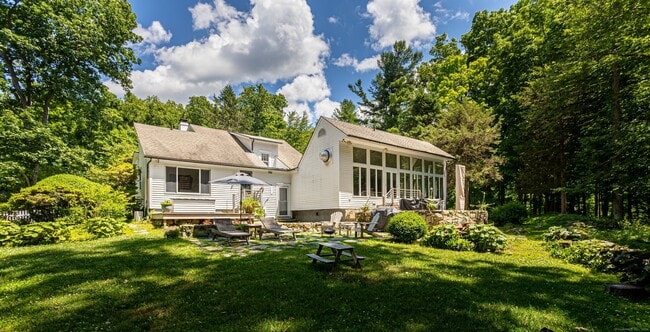 896 Westport Rd in Easton, CT - Building Photo - Building Photo
