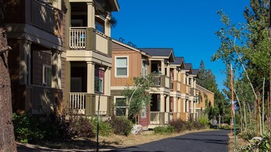 Aspen Village Apartments in Mammoth Lakes, CA - Foto de edificio - Building Photo