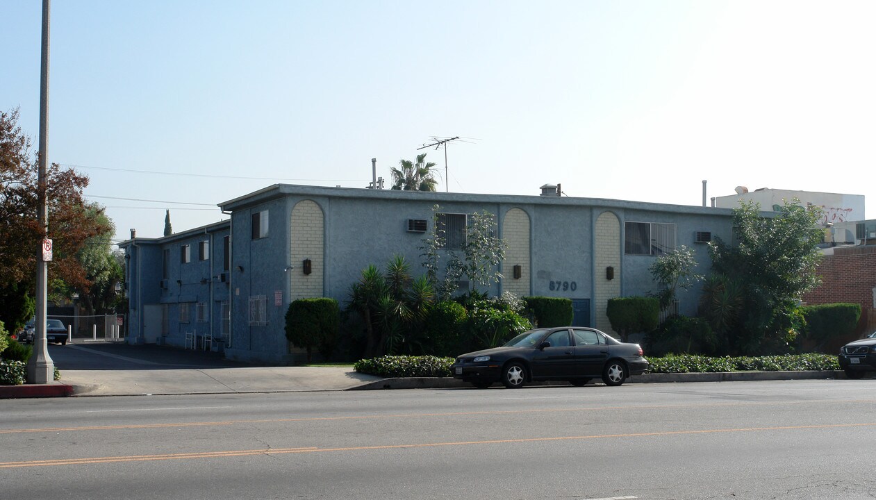 8790 Van Nuys Blvd in Panorama City, CA - Foto de edificio