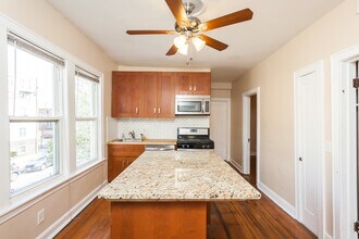 2459 N Ashland Ave, Unit 2F in Chicago, IL - Foto de edificio - Building Photo