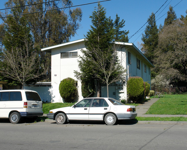 1075 Delport Ave in Santa Rosa, CA - Building Photo - Building Photo