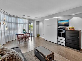 3375 N Country Club Dr in Miami, FL - Building Photo