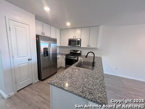 5474 Daphne Path in San Antonio, TX - Building Photo - Building Photo