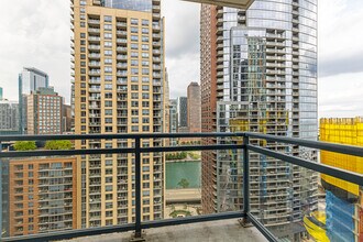 201 N Westshore Dr, Unit 08 in Chicago, IL - Foto de edificio - Building Photo