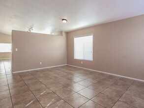 5516 Cloudy Glen St in North Las Vegas, NV - Foto de edificio - Building Photo