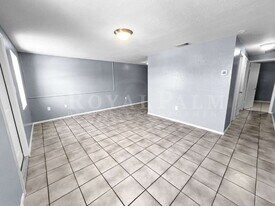 6617 Warwick Cir in Ft. Myers, FL - Building Photo