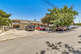 1035 Adams St in Redwood City, CA - Building Photo - Primary Photo