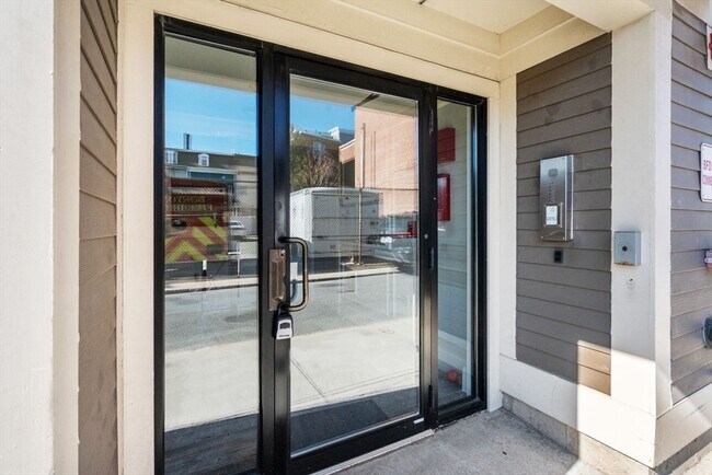 215 Athens St, Unit 4 in Boston, MA - Foto de edificio - Building Photo