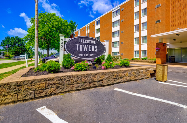 Executive Towers and Gardens in Parma Heights, OH - Foto de edificio - Building Photo