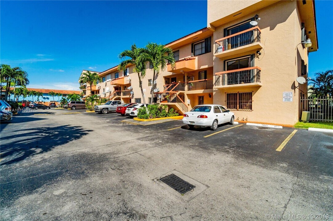 5625 W 26th Ct, Unit 201 in Hialeah, FL - Building Photo