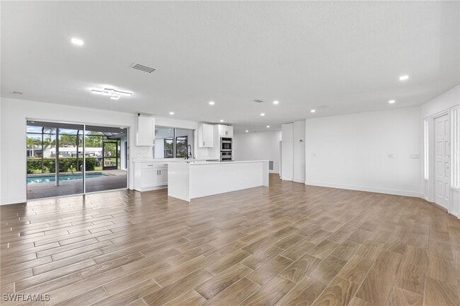 1041 N Waterway Dr in Ft. Myers, FL - Building Photo - Building Photo
