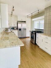 403 Fernleaf Ave in Newport Beach, CA - Building Photo - Building Photo