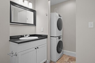 Chestnut Green Apartments in Foxboro, MA - Foto de edificio - Building Photo